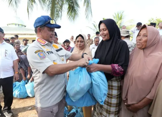 Mendagri Tito Karnavian tinjau pengungsi di Aceh Tamiang. (Sumber: Istimewa)