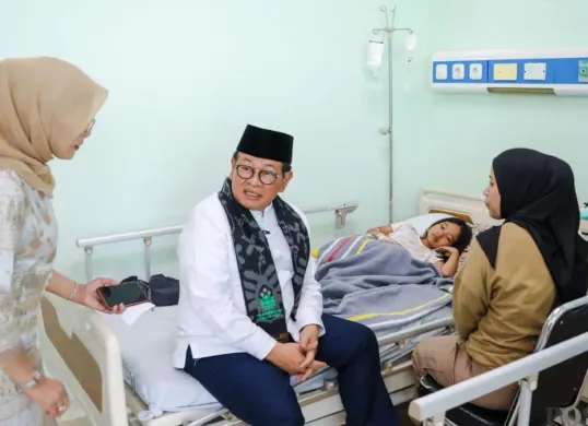 Gubernur Jakarta Pramono Anung saat menjenguk siswa keracunan MBG di RSKD, Duren Sawit, Jakarta Timur, Sabtu, 4 April 2026. (Sumber: Poskota/M Tegar Jihad)