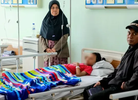 Salah satu siswa saat menjalani perawatan di RSKD Duren Sawit usai keracunan MBG. (Sumber: Dok. Pemprov Jakarta)