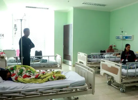 Sejumlah siswa korban keracunan MBG saat menjalani perawatan di RSKD Duren Sawit, Jakarta Timur, Sabtu, 4 April 2026. (Sumber: Dok. Pemprov Jakarta)