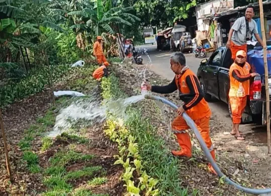 Petugas PPSU saat menyiram tanaman di area eks Tempat Penampungan Sementara (TPS) sampah Rusunawa PIK II, Penggilingan, Jakarta Timur. (Sumber: Dok. Pemkot Jakarta Timur)