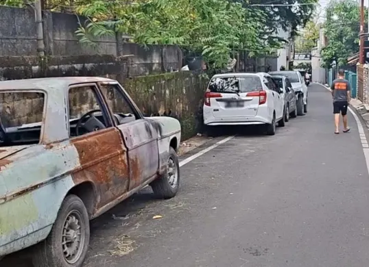 Situasi di Jalan Damai, Kalisari, Jakarta Timur usai pengaduan parkir liar melakukan aplikasi yang dimanipulasi dengan menggunakan AI. (Sumber: Dok. Pemprov Jakarta)