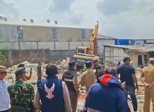 Keributan saat proses relokasi warga Kampung Bilik dengan pemerintah terkait lahan yang akan digunakan sebagai tempat pemakaman umum (TPU) Pegadungan di Kalideres, Jakarta Barat, pada Senin, 6 April 2026. (Sumber: Istimewa)