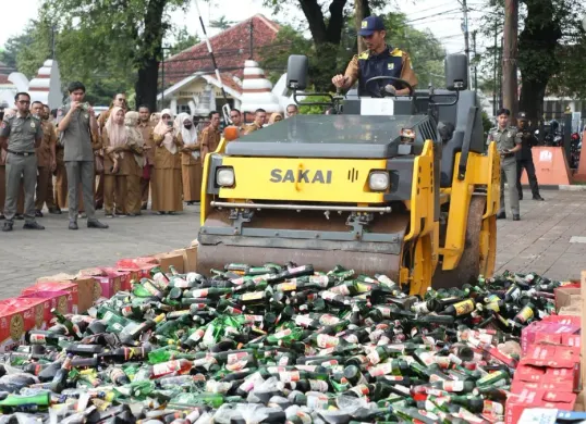 Ribuan botol miras hasil operasi Januari hingga Maret dimusnahkan oleh Satpol PP Kota Serang di Alun-alun Kota Serang, Senin, 6 April 2026. (Sumber: Dok. Kominfo Kota Serang)