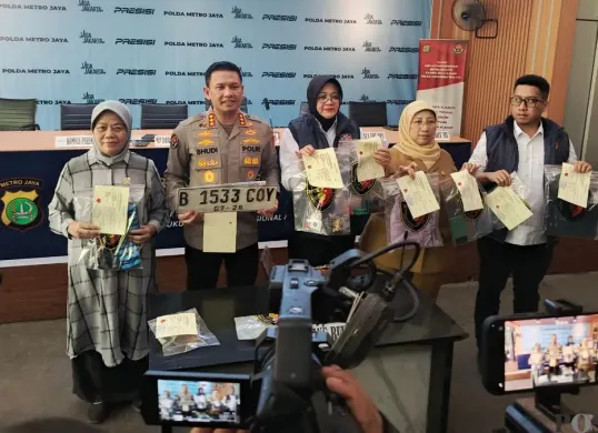 Konferensi pers pengungkapan kasus dugaan tindakan pencabulan driver online atau taksi online terhadap penumpangnya, di Polda Metro Jaya, Jakarta Selatan, Senin, 6 April 2026. (Sumber: Poskota/Ali Mansur)