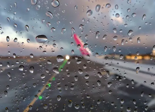 Ilustrasi, cuaca buruk sebabkan pengalihan penerbangan. (Sumber: Freepik)