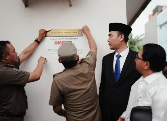 Staf Khusus Menteri Agama Republik Indonesia, Gugun Gumilar, membuka kembali segel Yayasan dan Rumah Doa Jemaat POUK Tesalonika di Teluknaga, Kabupaten Tangerang, Banten, Senin, 6 April 2026. (Sumber: Dok. Kemenag)