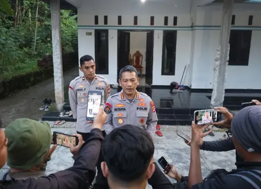Kabidhumas Polda Banten Kombes Pol Maruli Ahiles Hutapea saat memberikan keterangan pers terkait kasus dugaan pencabulan yang dilakukan guru silat. (Sumber: Dok. Bindhumas Polda Banten)