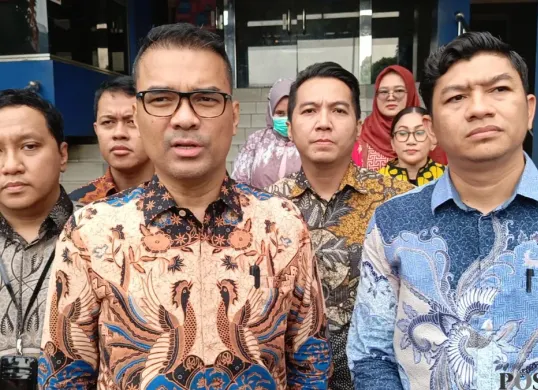Wakil Ketua Umum Partai Solidaritas Indonesia (PSI) Ronald Aristone Sinaga alias Bro Ron (tengah) melaporkan rekan satu firma hukumnya ke Polda Metro Jaya, Selasa, 7 April 2026. (Sumber: Poskota/ Ali Mansur)