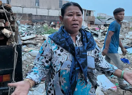 Lusi, salah satu warga Kampung Bilik, Kalideres, Jakarta Barat, yang berjuang agar rumah mereka tidak digusur untuk pembangunan makam baru, Selasa, 7 April 2026. (Sumber: Poskota/Pandi Ramedhan)