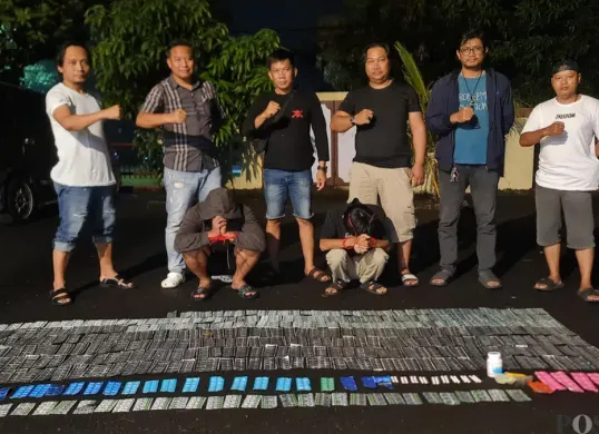 Polisi menangkap dua pelaku kurir dan bandar obat daftar G dengan barang bukti ribuan butir pil. (Sumber: Poskota/Angga Pahlevi)