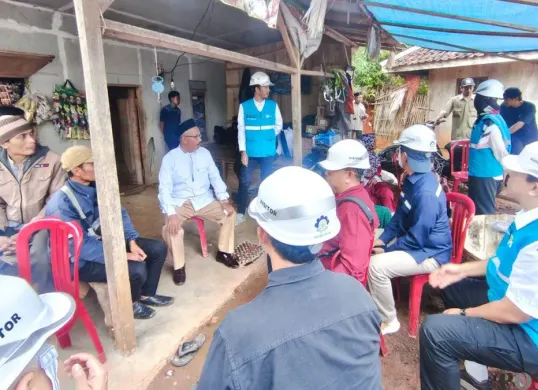 Petugas PLN UP3 Cimahi dan Dirjen Ketenagalistrikan di Kampung Bojong Jambu, Desa Cilangari, Kecamatan Gunung Halu, Kabupaten Bandung Barat, Selasa, 7 April 2026. (Sumber: Poskota/Gatot Poedji Utomo)