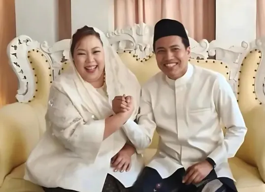 Putri dari Presiden ke-4 RI, Abdurrahman Wahid alias Gus Dur, Inayah Wulandari Wahid resmi dipersunting oleh KH Muhammad Shalahuddin A. Warits, atau lebih dikenal dengan Ra Mamak. (Sumber: Instagram/@dw_muhammad_dawam)