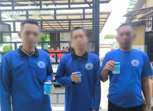 Warga binaan Rutan Kelas I Tangerang menjalani tes urine dalam rangka peringatan Hari Bakti Pemasyarakatan ke-62 tahun. (Sumber: Poskota/Veronica Prasetio)