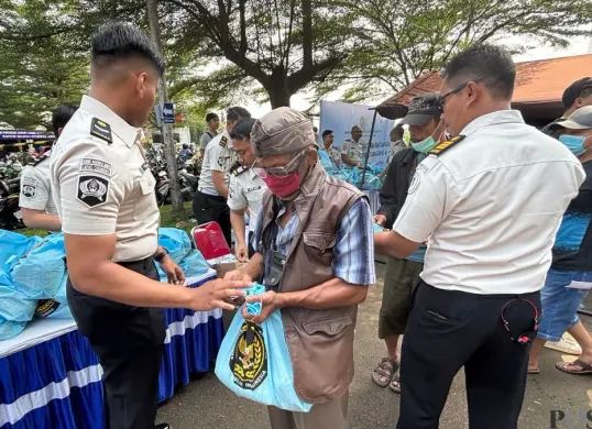 Warga diberi bantuan sosial dalam acara Hari Bakti Permasyarakatan ke-62 di Kecamatan Cibinong, Kabupaten Bogor, Rabu, 8 April 2026. (Sumber: Poskota/Giffar Rivana)