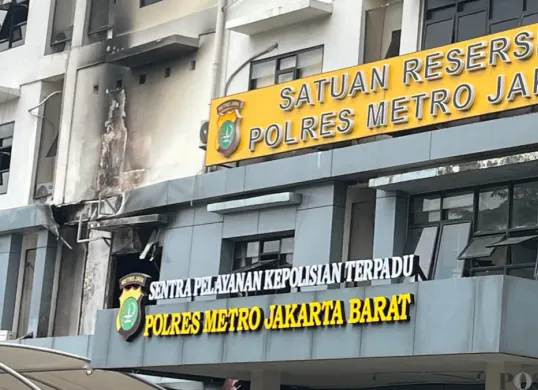 Kebakaran melahap salah satu ruangan yang berada di lantai dua gedung Polres Metro Jakarta Barat, Rabu, 8 April 2026. (Sumber: Poskota/Pandi Ramedhan)