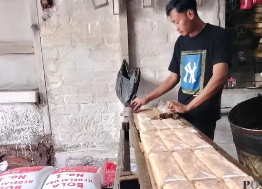 Pegolahan kedelai menjadi tempe di Jalan Amir Machmud, Kota Cimahi. (Sumber: Poskota/Gatot Poedji Utomo)