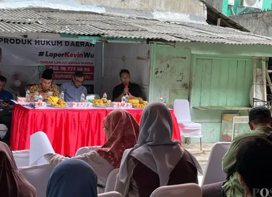 Kegiatan Sosialisasi Perda (Sosper) Nomor 8 Tahun 2007 tentang Ketertiban Umum di wilayah Kedoya Selatan, Kebon Jeruk, Jakarta Barat, pada Senin, 6 April 2026. (Sumber: Poskota/Pandi Ramedhan)
