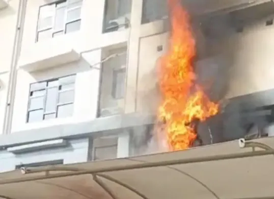 Gedung Polres Metro Jakarta Barat terbakar pada Rabu, 8 April 2026. (Sumber: Istimewa)