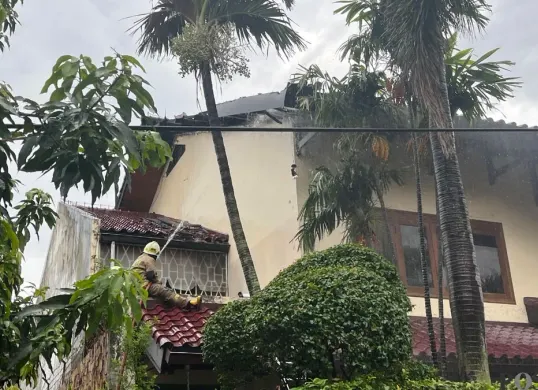 Kebakaran melahap rumah mewah di Jalan Kemanggisan Utama, Kemanggisan, Palmerah, Jakarta Barat, Rabu, 8 April 2026 sore. (Sumber: Poskota/Pandi Ramedhan)