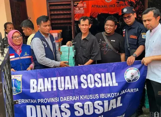 Dinas Sosial DKI Jakarta saat memberikan bantuan kepada penyintas bencana. (Sumber: Poskota/M Tegar Jihad)