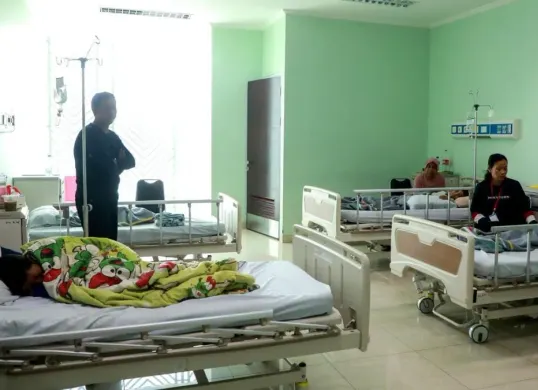 Ilustrasi sejumlah siswa korban keracunan MBG saat menjalani perawatan di RSKD Duren Sawit, Jakarta Timur. (Sumber: Dok. Pemprov Jakarta)