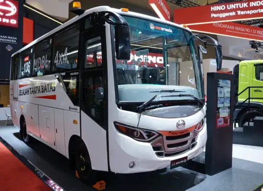 PT Hino Motors Sales Indonesia (HMSI) meluncurkan kendaraan terbaru dengan memperkenalkan Hino Bus 136 MDBL 4x4 pada ajang GIICOMVEC 2026 (Sumber: Hino)
