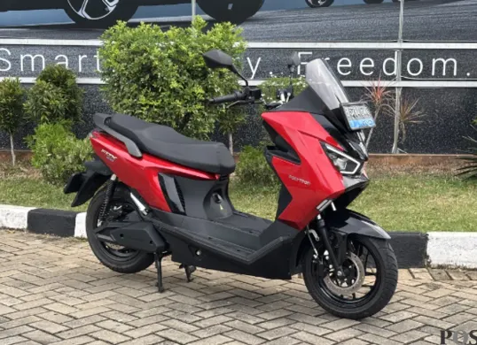 Polytron Fox 350 hadir dengan desain mirip skuter premium, fitur lengkap, jarak tempuh hingga 130 km, dan harga terjangkau mulai Rp15 jutaan dengan skema sewa baterai. (Sumber: Poskota/Aldi Harlanda Irawan)