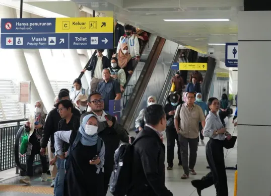 Ilustrasi penumpang LRT Jabodebek. (Sumber: Istimewa)