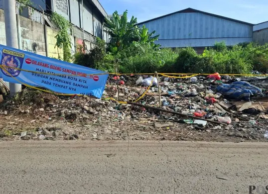 Lokasi TPA Liar di Serua, Depok ditutup karena berbau menyengat, Jumat, 10 April 2026. (Sumber: Poskota/Angga Pahlevi)