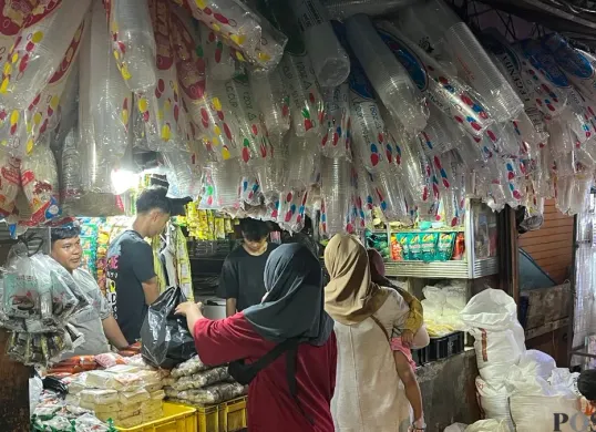 Pedagang plastik di kawasan Palmerah, Jakarta Barat. (Sumber: Poskota/Pandi Ramedhan)