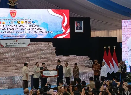 Satgas PKH menggelar kegiatan penyerahan dana hasil upaya penyelamatan keuangan negara dan penertiban kawasan hutan ke kas negara sebesar Rp11,4 triliun, di Kejaksaan Agung, Jakarta Selatan, Jumat, 10 April 2026. (Sumber: Poskota/Ali Mansur)