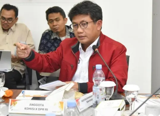 Anggota Komisi X DPR RI Bonnie Triyana tengah menjadi sorotan usai menyampaikan usulan terkait peningkatan kesejahteraan guru di Indonesia. (Sumber: Instagram/@bonnietriyana.official)