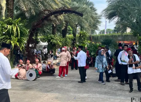 Sejumlah warga saat menghadiri Lebaran Betawi 2026 di Lapangan Banteng, Jakarta Pusat, Sabtu, 11 April 2026. (Sumber: Poskota/M. Tegar Jihad)