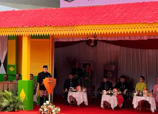 Ketua Dewan Adat Badan Musyawarah (Bamus) Betawi Fauzi Bowo alias Foke saat menyampaikan sambutan di acara Lebaran Betawi 2026 di Lapangan Banteng, Jakarta Pusat, Sabtu, 11 April 2026. (Sumber: Poskota/M. Tegar Jihad)