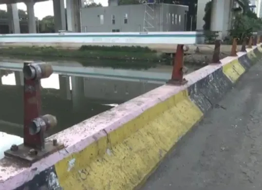 Railing atau pagar pembatas jembatan yang berlokasi di kawasan Pademangan, Jakarta Utara, hilang diduga dicuri oknum tidak bertanggung jawab. (Sumber: Istimewa)