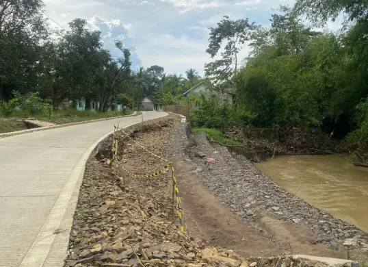 Bangunan bronjong pada jalan Cimoyan di Kecamatan Patia, Pandeglang yang baru selesai dibangun sudah ambles. (Sumber: Istimewa)