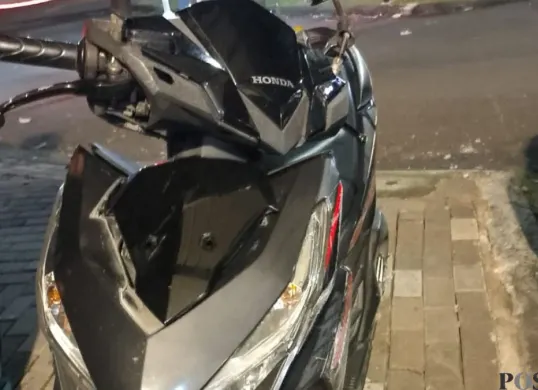 Pengendara sepeda motor berinisial RP tewas usai laka tunggal di Jalan Boulevard Raya, tepatnya di Fly Over Greendlake, Tangerang, Banten, pada Jumat, 10 April 2026. (Sumber: Poskota/Ali Mansur)