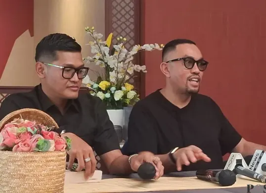 Wakil Ketua Komisi III DPR, Ahmad Sahroni (kanan) memberikan keterangan pers kepada awak media di kawasan Jakarta Selatan, Sabtu, 11 April 2026. (Sumber: Poskota/Ali Mansur)