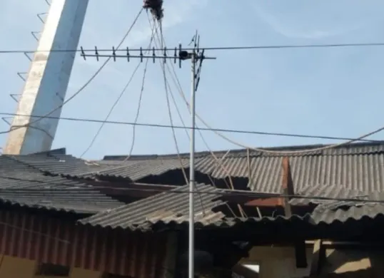 Tiang tower provider roboh menimpa rumah kontrakan di kawasan Kembangan Utara, Kembangan, Jakarta Barat, Sabtu, 11 April 2026. (Sumber: Dok. Istimewa)