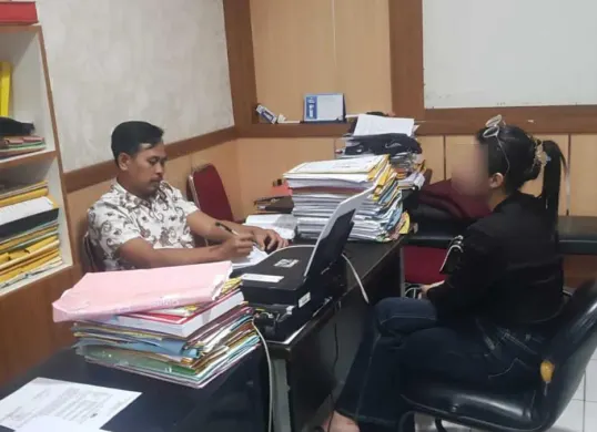 Seorang perempuan dalam video viral menginjak Al-Quran menjalani pemeriksaan di Polres Lebak. (Sumber: Istimewa)