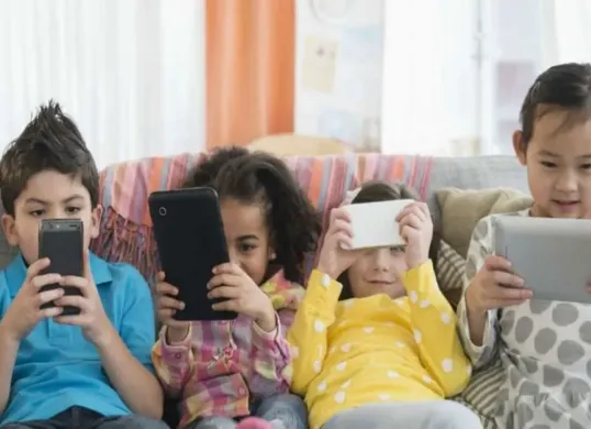 Ilustrasi anak menggunakan tablet untuk belajar daring dengan pengawasan orang tua di rumah. (Sumber: Pinterest)