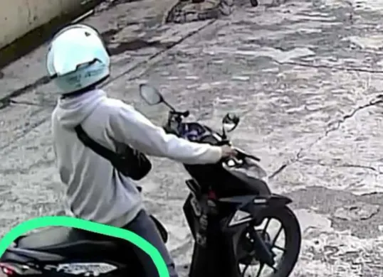 Pelaku pencurian helm milik komika Rispo terekam kamera pengawas atau CCTV. (Sumber: Dok. Polsek Jatiuwung)