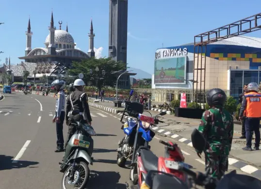 Petugas Dishub Kabupaten Bogor melakukan penertiban parkir liar di kawasan Stadion Pakansari, Cibinong, Minggu, 12 April 2026. (Sumber: Dok. Dishub)
