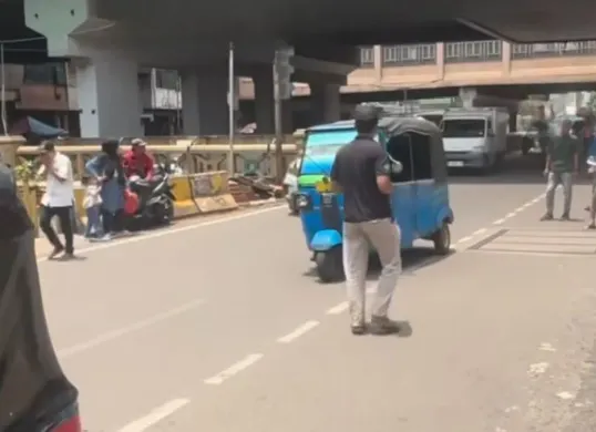 Seorang sopir Bajaj diduga menjadi korban aksi premanisme dengan modus setoran di kawasan Tanah Abang, Jakarta Pusat. (Sumber: tangkapan layar)