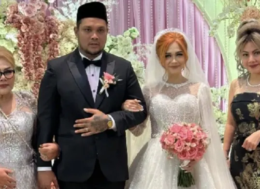 Momen kebersamaan keluarga Virgoun saat pernikahan yang kini kembali disorot setelah fakta kehamilan Lindi Fitriyana terungkap ke publik. (Sumber: Instagram/@Febycarol)