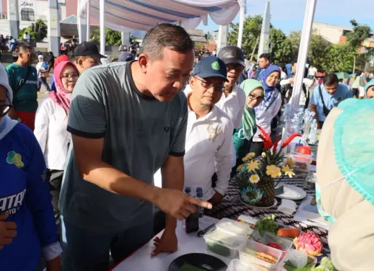 Wali Kota Bekasi, Tri Adhianto meninjau lomba MBG sehat di di Plaza Patriot Chandrabhaga, Minggu, 12 April 2026. (Sumber: Dok. Istimewa)