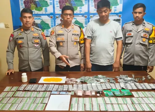 Polisi menyita ribuan obat keras di kawasan Pasar Laladon, Desa Laladon, Kecamatan Ciomas, Kabupaten Bogor. (Sumber: Dok. Polsek Ciomas)