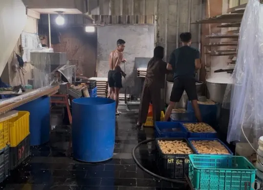 Pekerja sedang memproduksi tahu dan tempe di kawasan Cengkareng, Jakarta Barat, Senin, 13 April 2026. (Sumber: Poskota/Pandi Ramedhan)