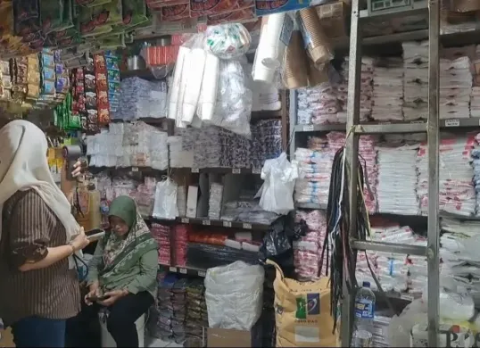Kondisi salah satu toko plastik di Pasar Curug, Kecamatan Curug, Kabupaten Tangerang. (Sumber: Poskota/Veronica Prasetio)